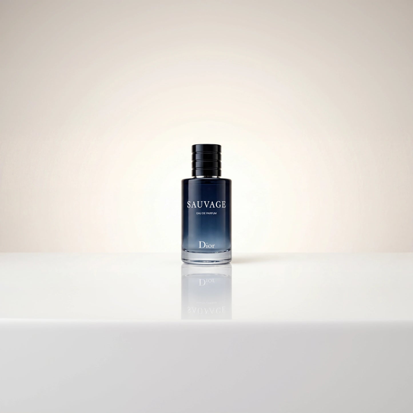 Dior Sauvage Eau de Parfum Flakon mit blauem Farbverlauf und Spiegelung auf einer hellen Oberfläche.