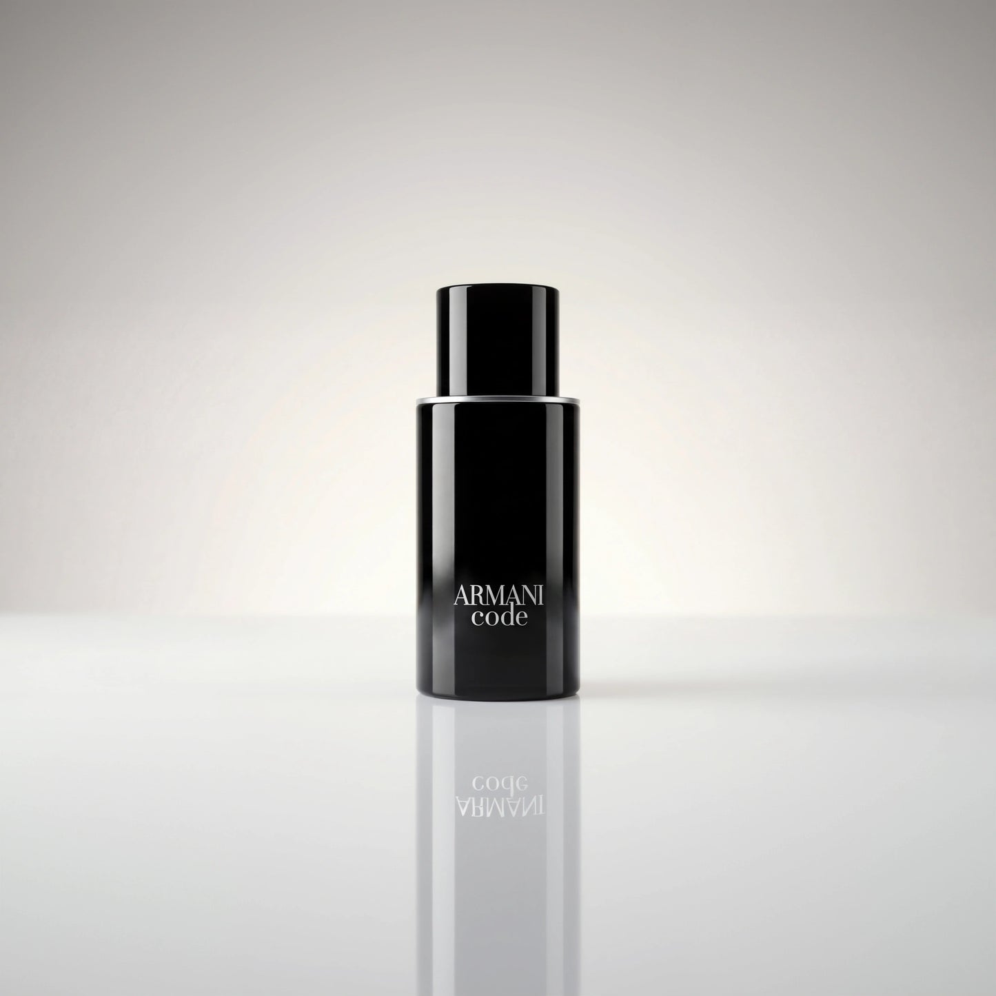 Giorgio Armani Armani Code Eau de Toilette Flakon in Schwarz mit Spiegelung auf hellem Grund.