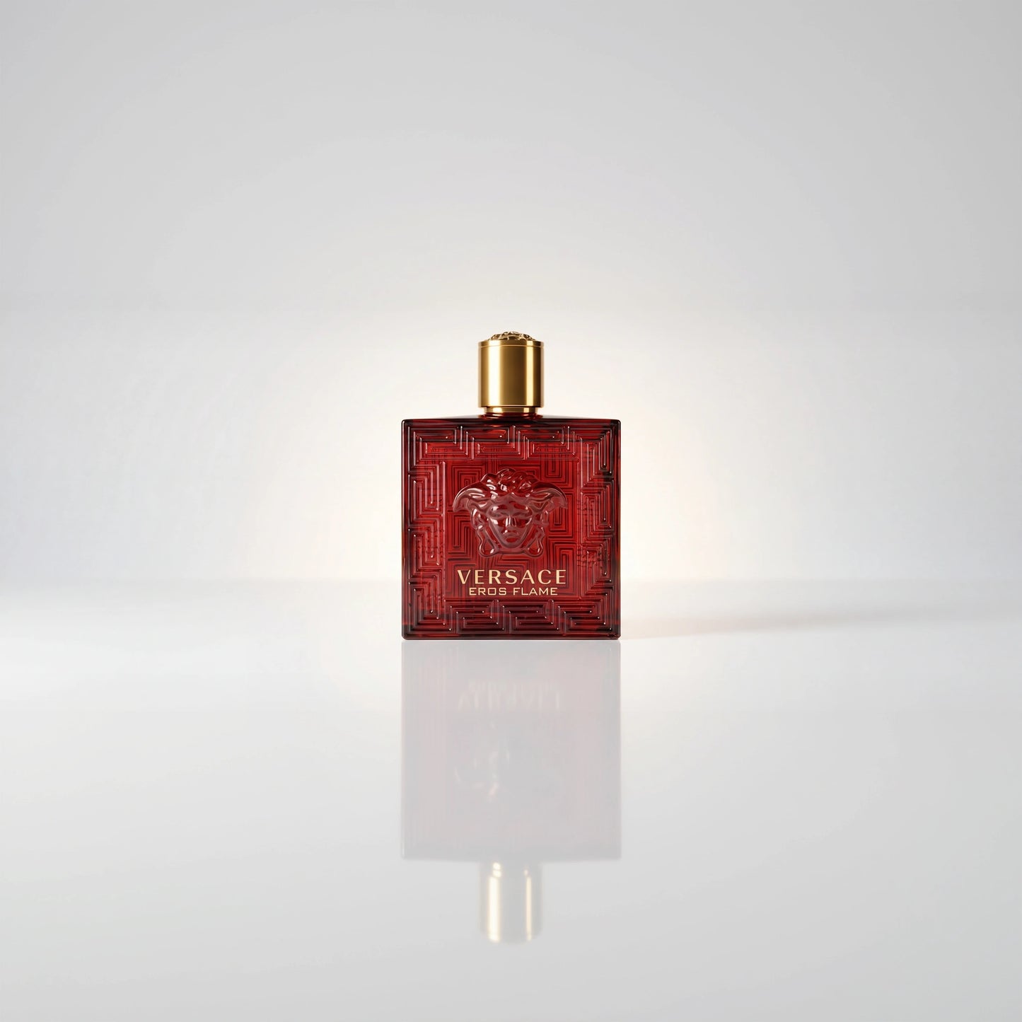Versace Eros Flame Eau de Parfum Flakon mit Spiegelung auf hellem Hintergrund.