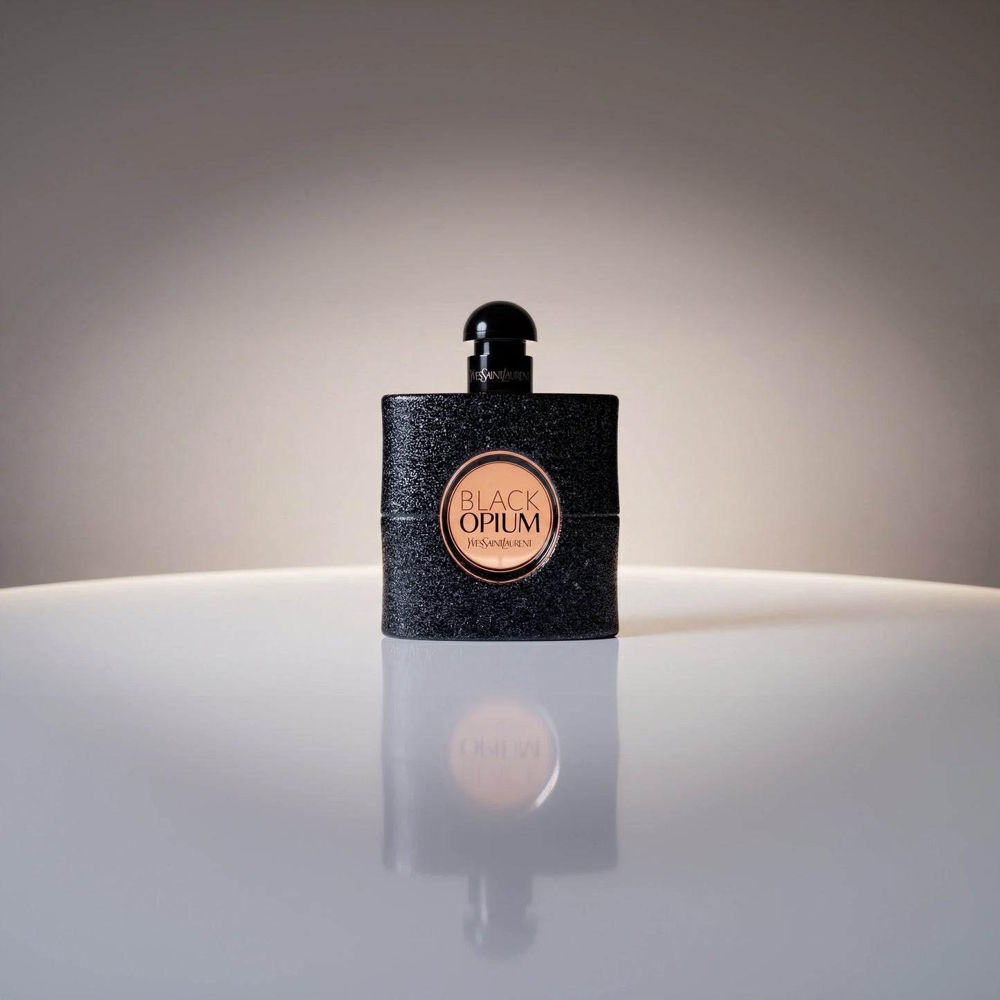 Yves Saint Laurent Black Opium Eau de Parfum Flakon mit eleganter Spiegelung auf hellem Untergrund.