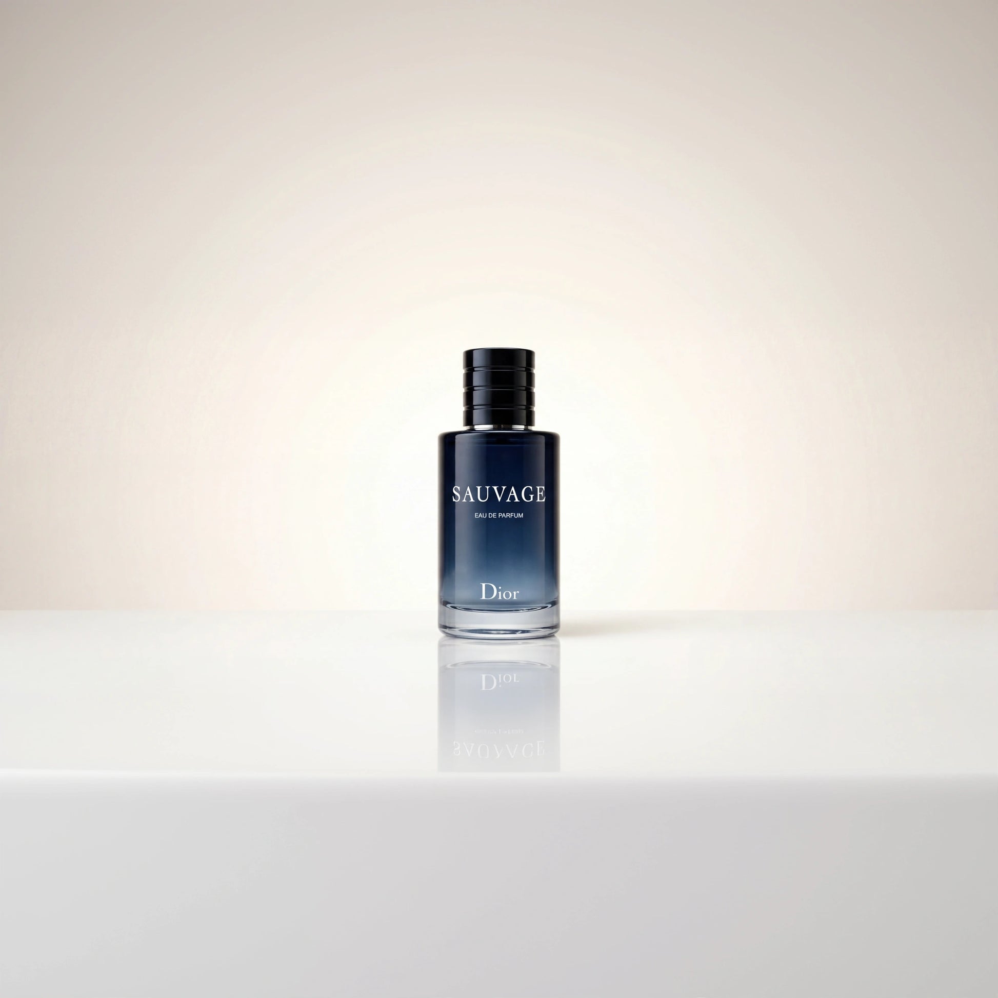 Dior Sauvage Eau de Parfum Flakon mit blauem Farbverlauf und Spiegelung auf einer hellen Oberfläche.