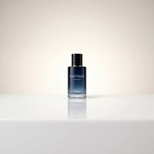 Dior Sauvage Eau de Parfum Flakon mit blauem Farbverlauf und Spiegelung auf einer hellen Oberfläche.