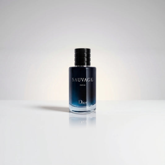 Dior Sauvage Parfum Flakon in elegantem Dunkelblau mit Spiegelung auf hellem Untergrund.