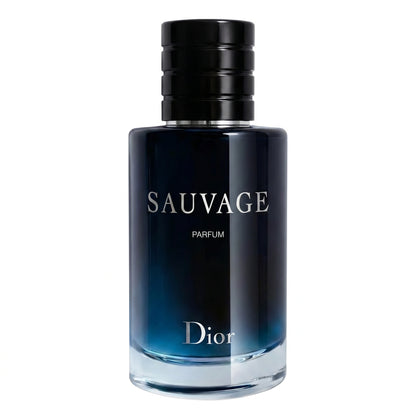 Nahaufnahme des Dior Sauvage Parfum Flakons in tiefem Blau vor weißem Hintergrund.