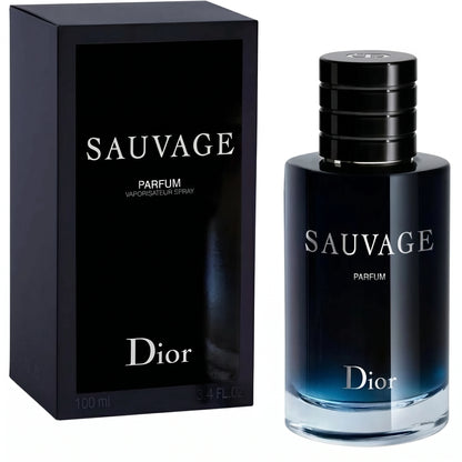 Dior Sauvage Parfum Flakon in elegantem Dunkelblau neben der passenden schwarzen Umverpackung auf weißem Grund.