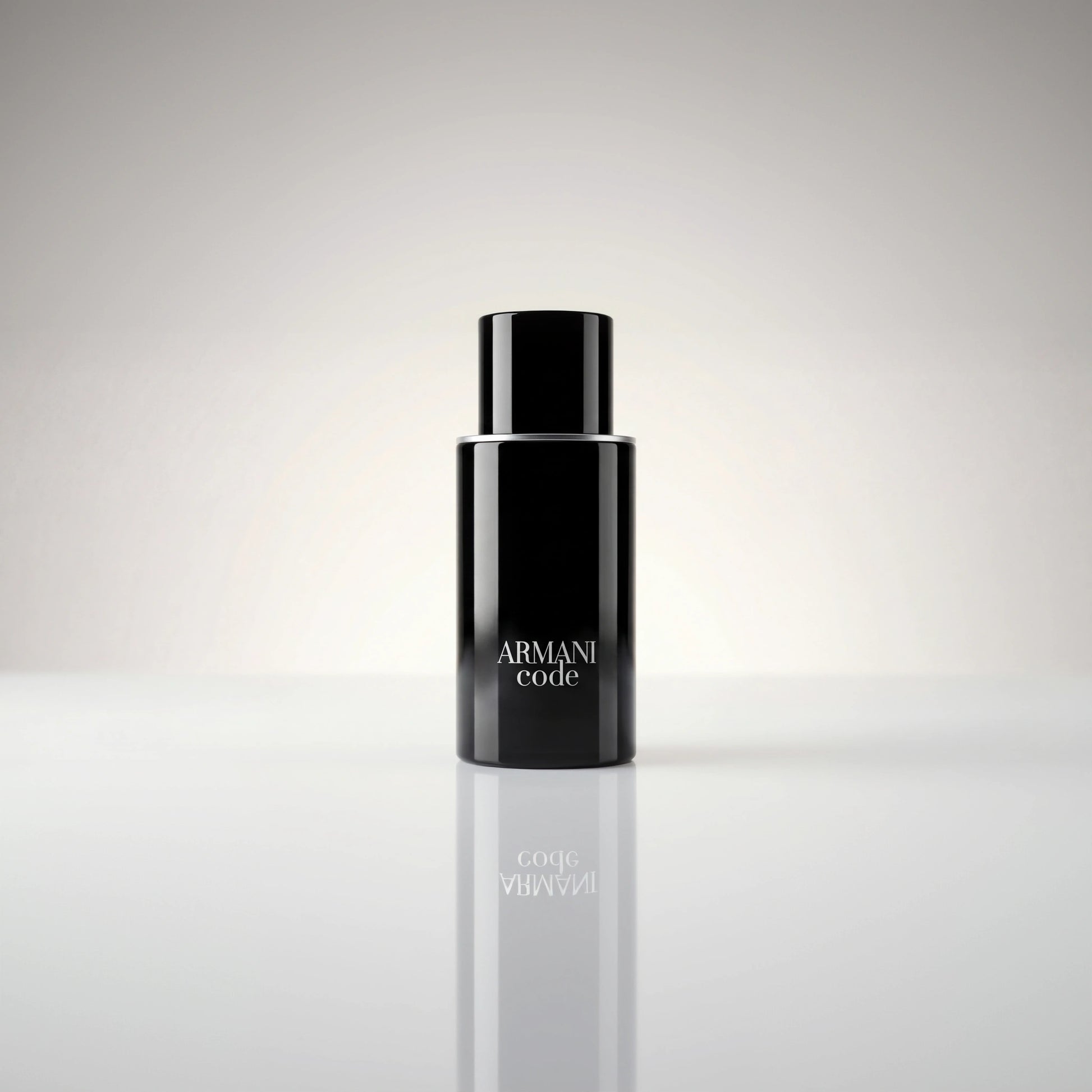 Giorgio Armani Armani Code Eau de Toilette Flakon in Schwarz mit Spiegelung auf hellem Grund.