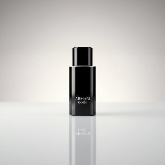 Giorgio Armani Armani Code Eau de Toilette Flakon in Schwarz mit Spiegelung auf hellem Grund.