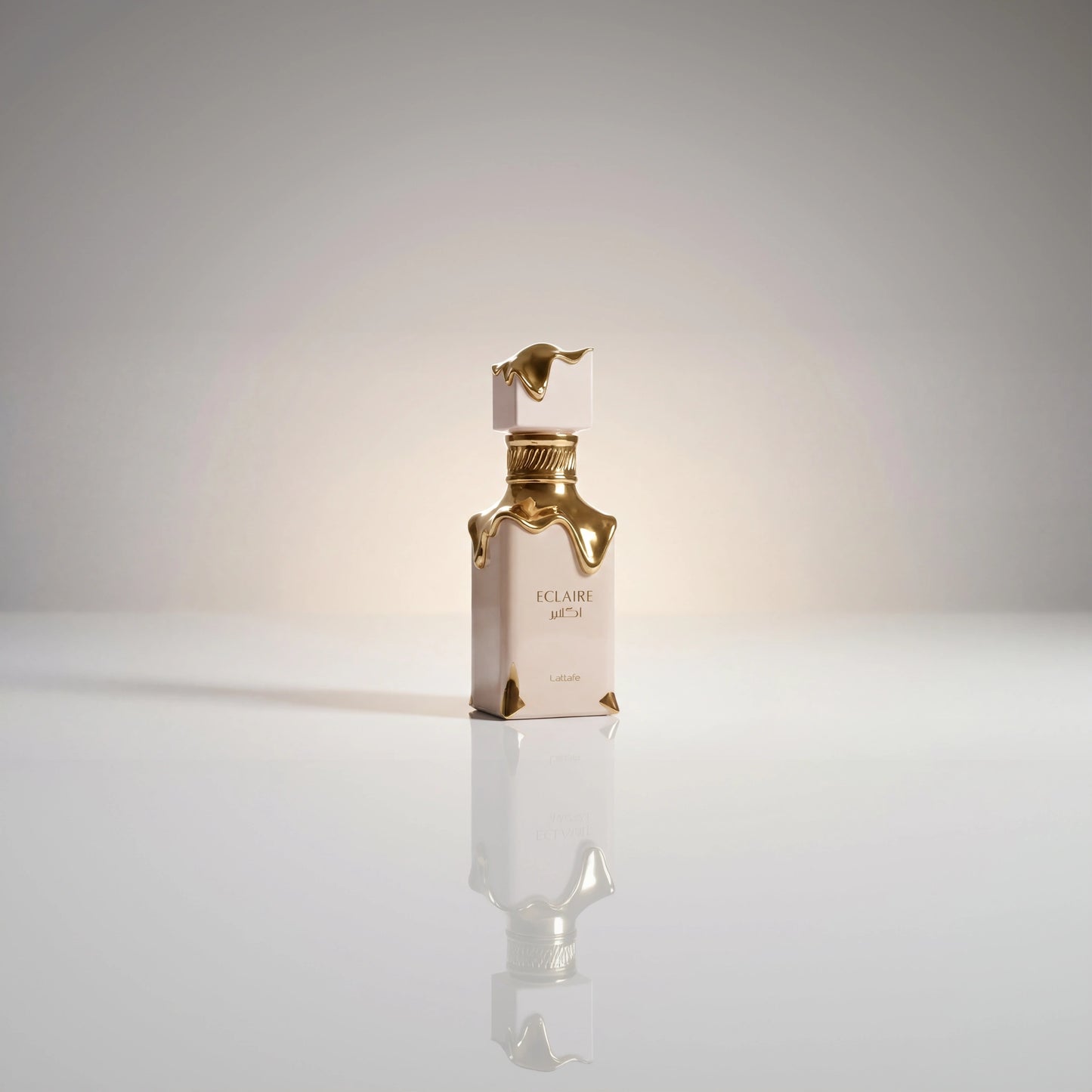 Lattafa Eclaire Eau de Parfum Flakon in Beige mit fließenden Goldelementen und Spiegelung.