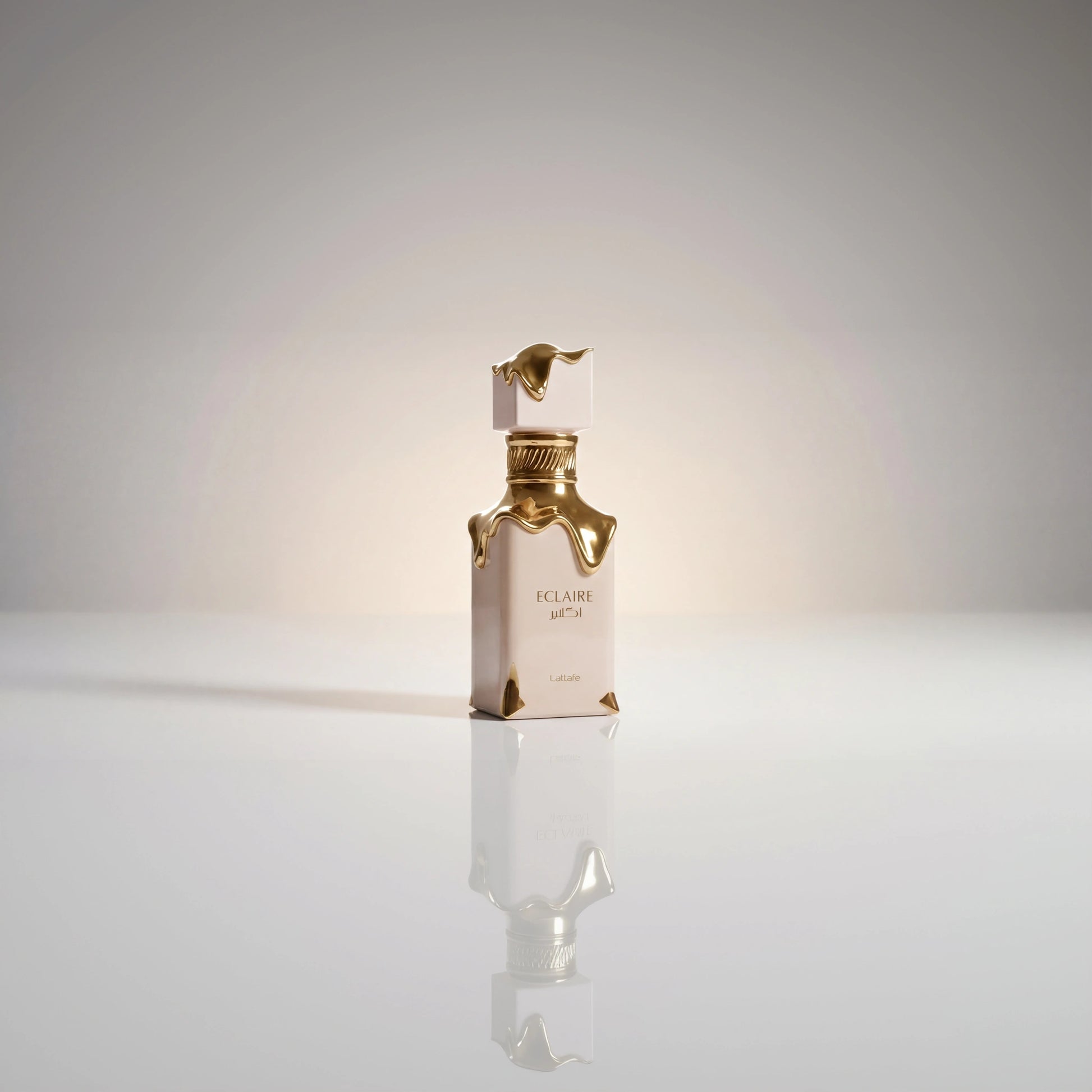 Lattafa Eclaire Eau de Parfum Flakon in Beige mit fließenden Goldelementen und Spiegelung.