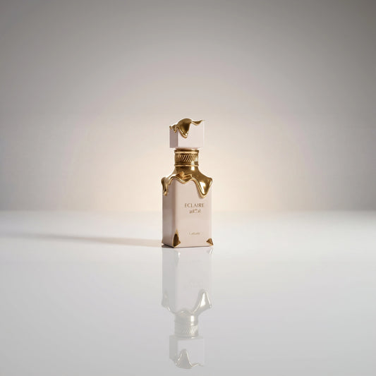 Lattafa Eclaire Eau de Parfum Flakon in Beige mit fließenden Goldelementen und Spiegelung.