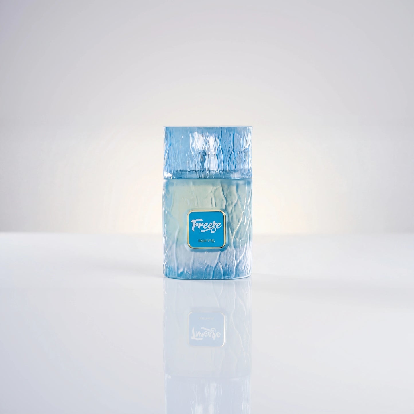 RiiFFS Freeze Eau de Parfum Flakon in hellblauer Eis-Optik mit Spiegelung.