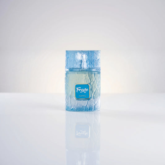 RiiFFS Freeze Eau de Parfum Flakon in hellblauer Eis-Optik mit Spiegelung.