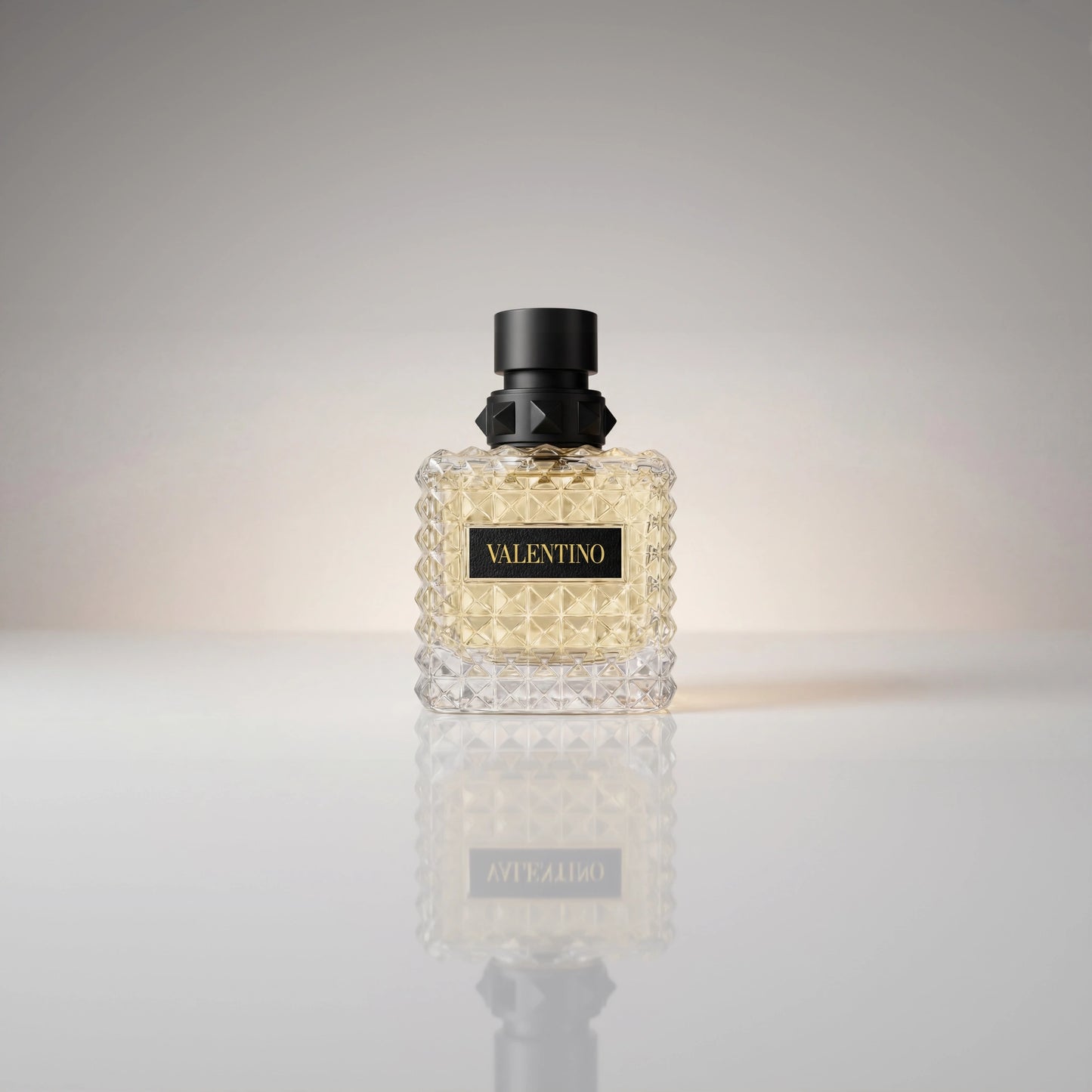 Valentino Donna Born In Roma Eau de Parfum Flakon mit Nietenstruktur und Spiegelung.