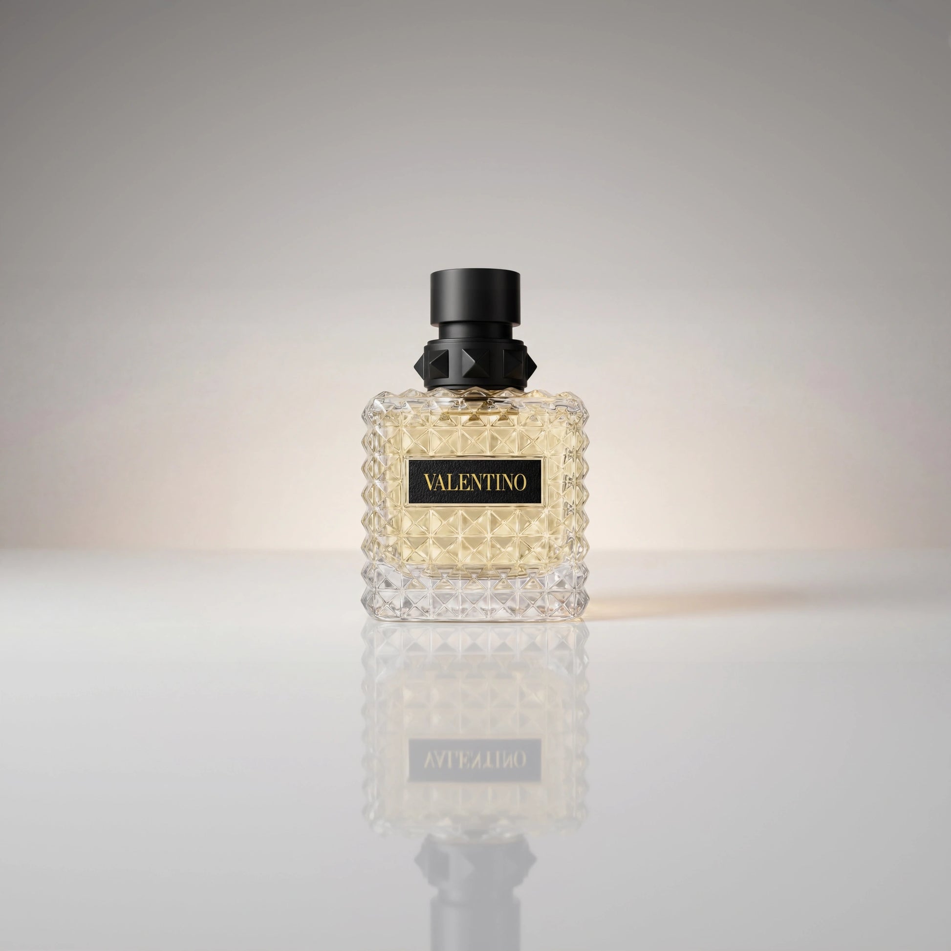 Valentino Donna Born In Roma Eau de Parfum Flakon mit Nietenstruktur und Spiegelung.