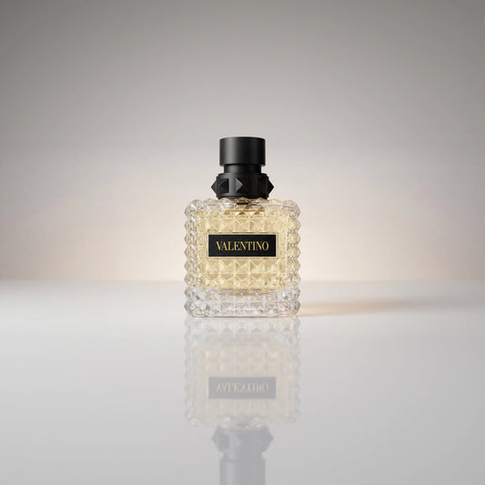 Valentino Donna Born In Roma Eau de Parfum Flakon mit Nietenstruktur und Spiegelung.