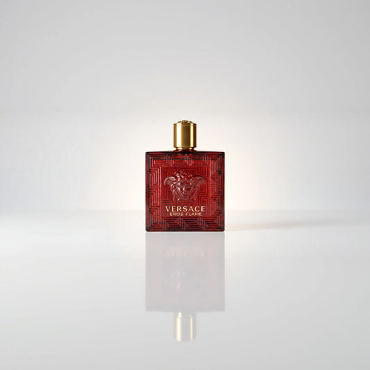 Versace Eros Flame Eau de Parfum Flakon mit Spiegelung auf hellem Hintergrund.